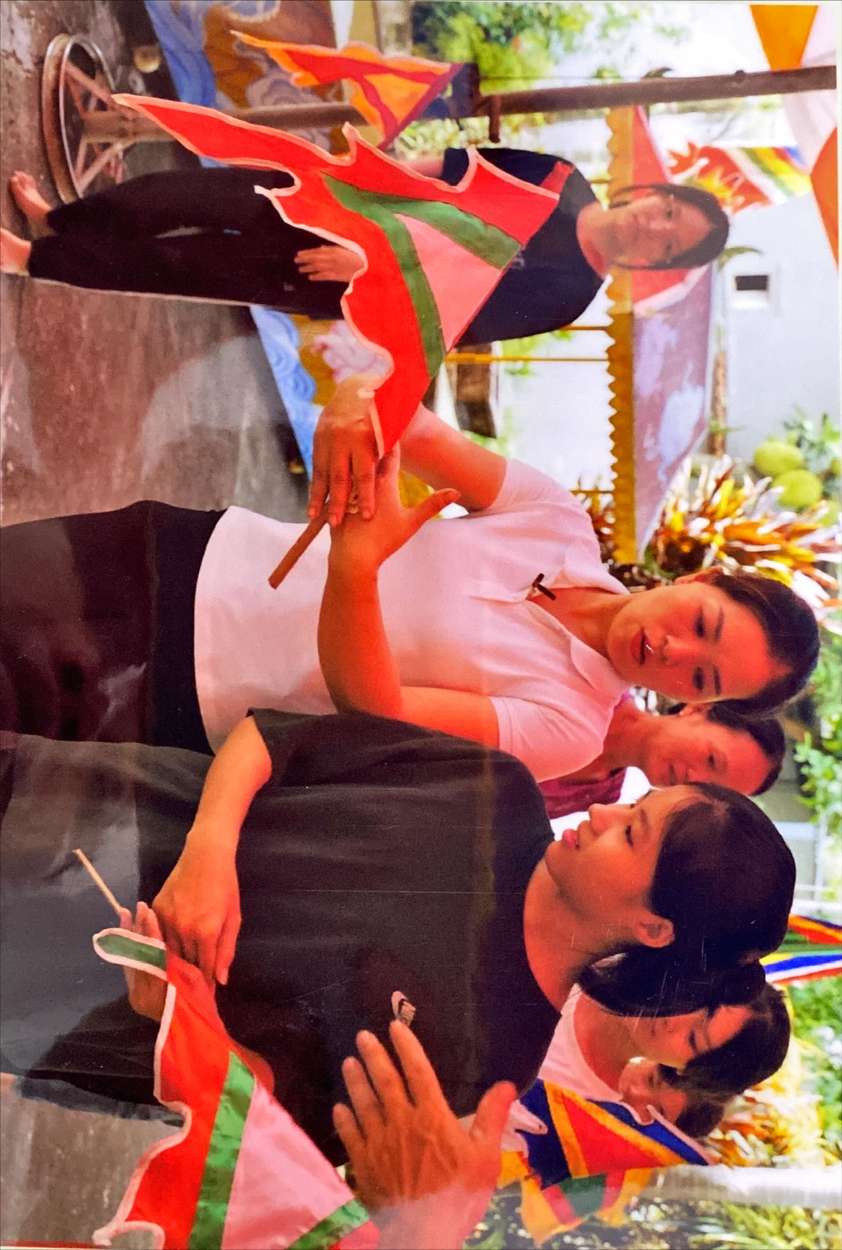 Nghệ nhân truyền dạy cách cầm cờ cách di chuyển trong các điệu múa hát Lải Lèn cho thể hệ trẻ.jpg