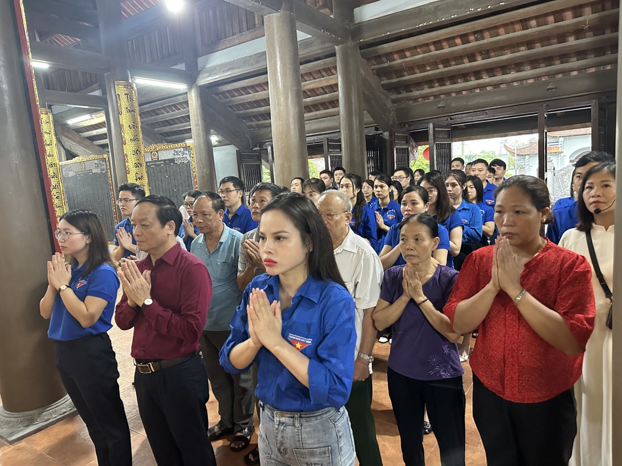 ĐVTN dâng hương tưởng nhớ anh linh Chủ tịch Hồ Chí Minh và các anh hùng liệt sỹ.jpg