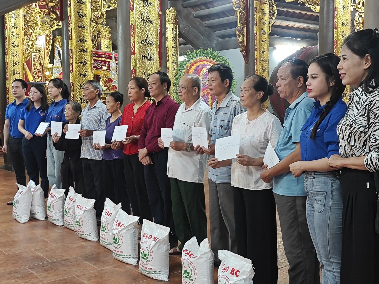 ĐVTN nghe thuyết minh giới thiệu về di tích